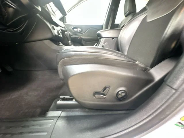 Used 2020 Silver Jeep Latitude Plus image 15