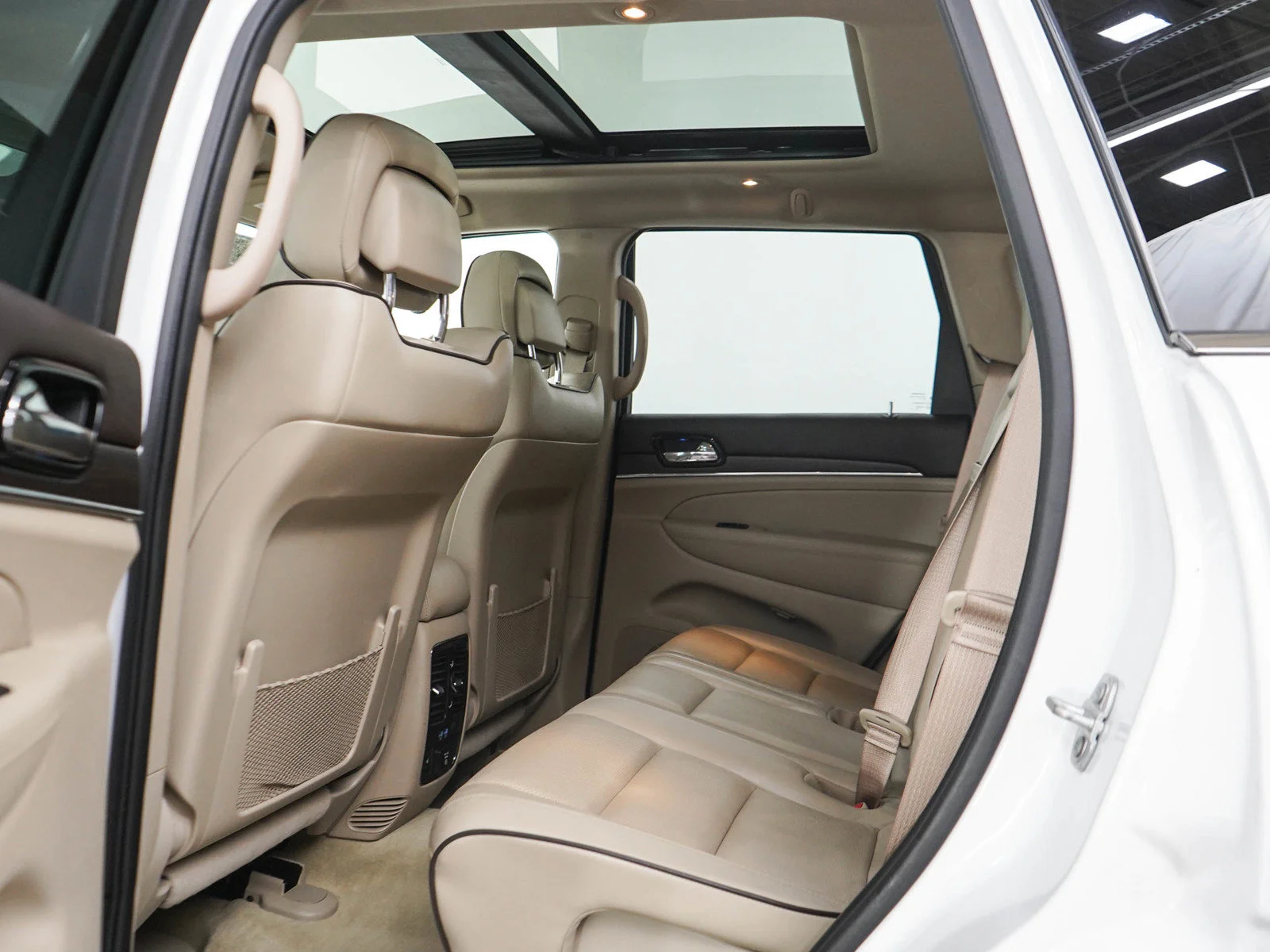 Used 2021 Ivory 3-Coat Jeep Overland image 18