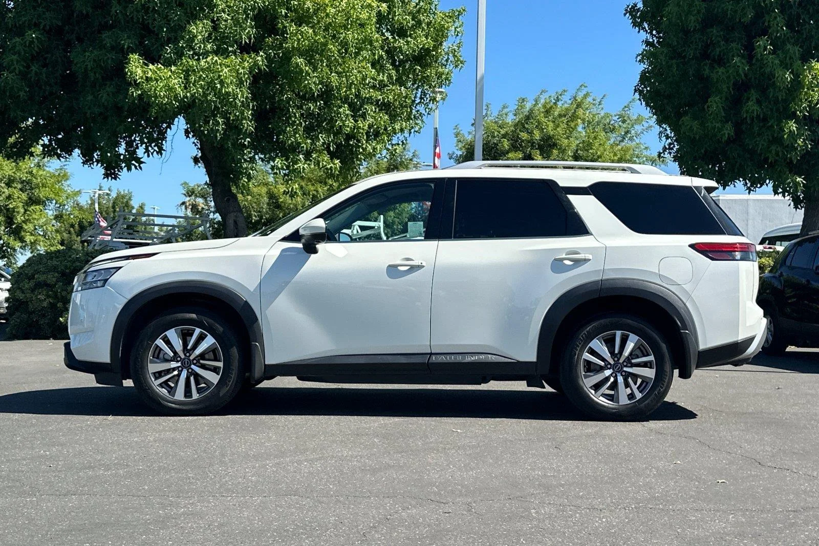 Used 2022 Pearl White Tricoat Nissan SL image 7