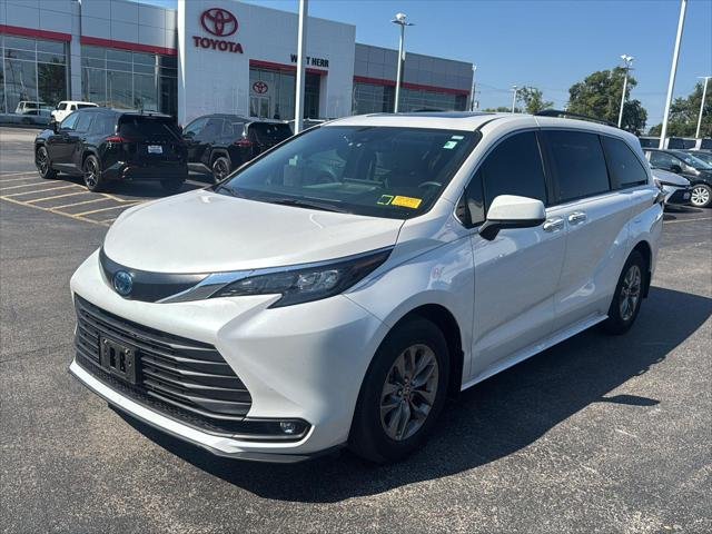 Certified Used 2025 WIND CHILL PEARL Toyota  image 3