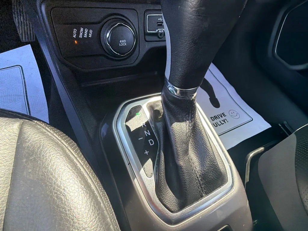 Used 2018 Silver Jeep Limited image 28