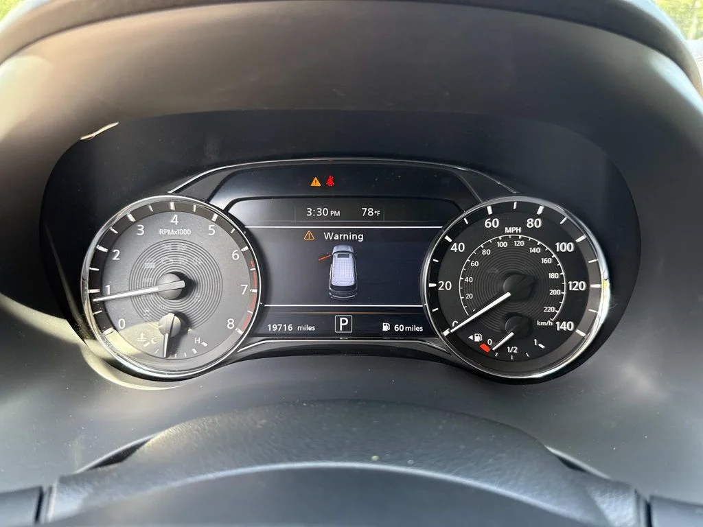 Used 2022 White INFINITI LUXE image 43