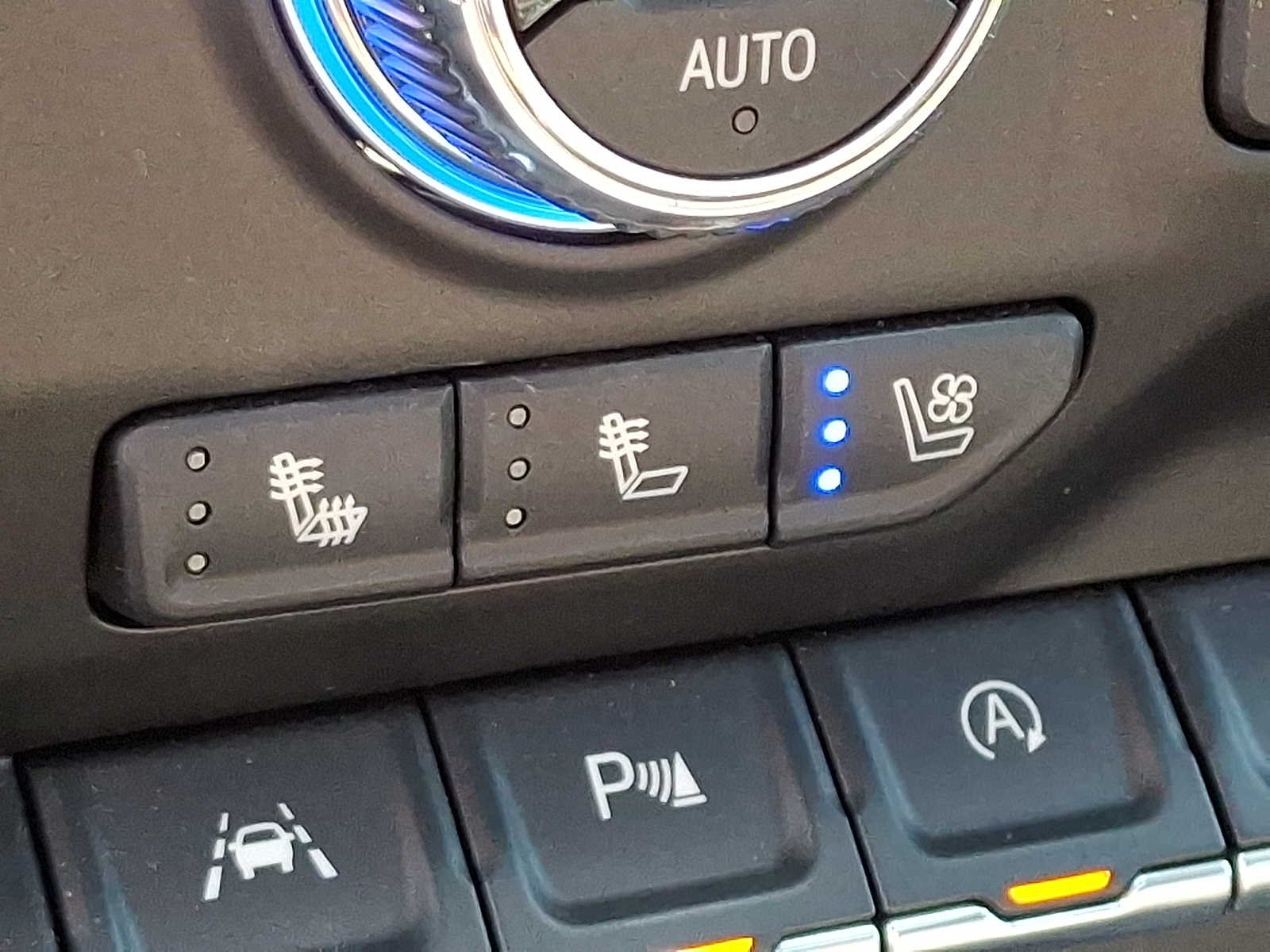 Used 2020 White Frost Tricoat GMC Denali image 28