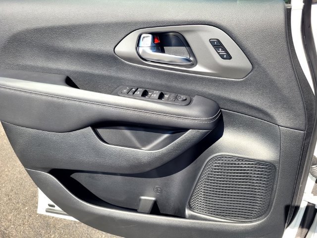 Used 2025 White Chrysler Select image 15