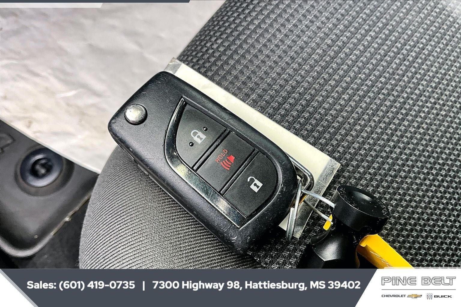 2022 Toyota RAV4 LE - Photo 9