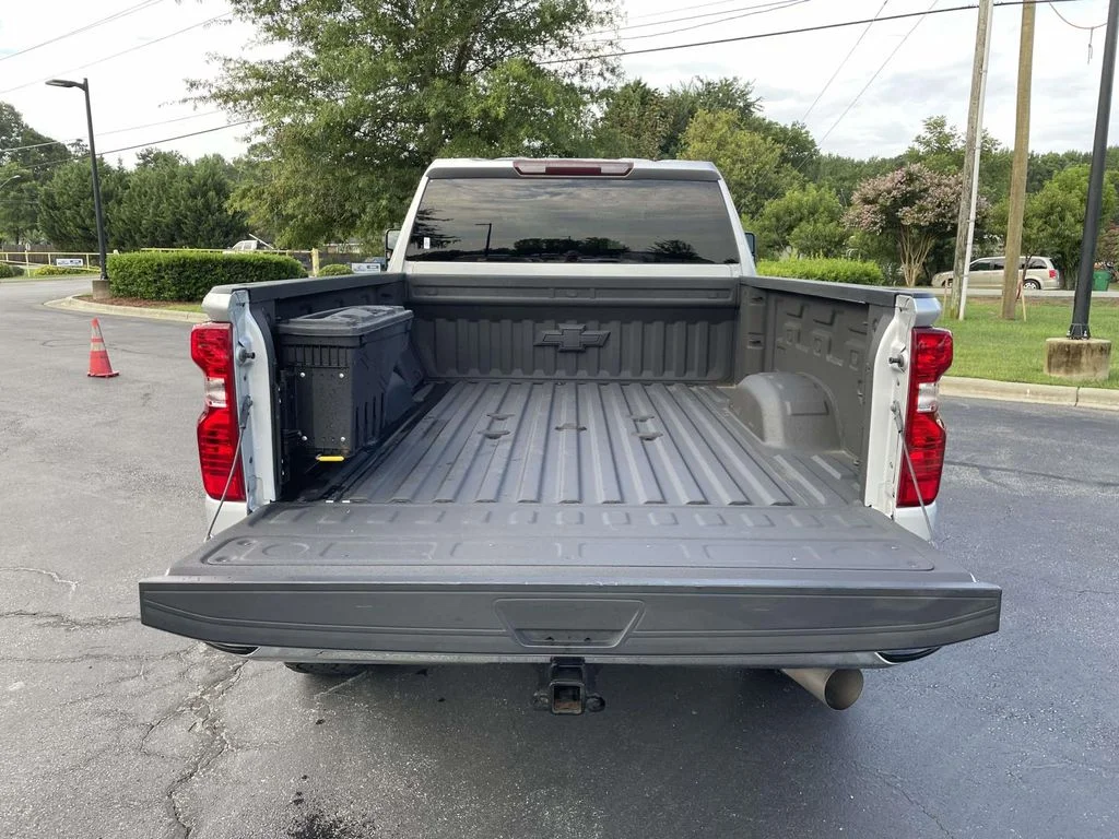 Used 2021 SILVER ICE METALLIC Chevrolet LT image 13