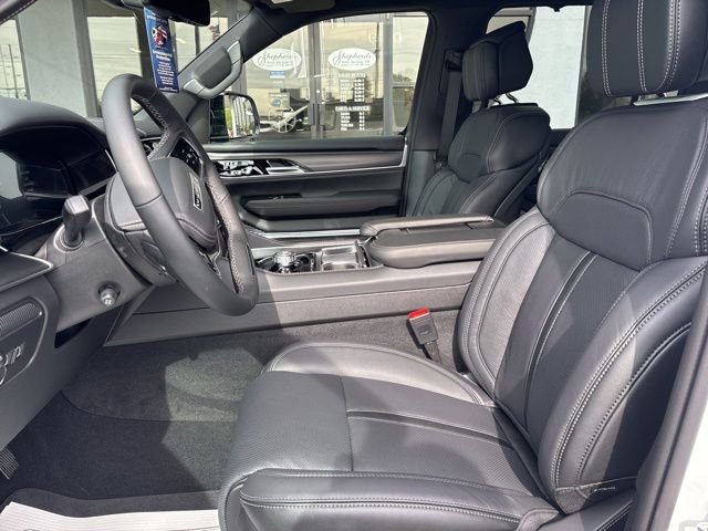 New 2026 Bright White Clear-Coat Exterior Paint Jeep Summit Obsidian image 5