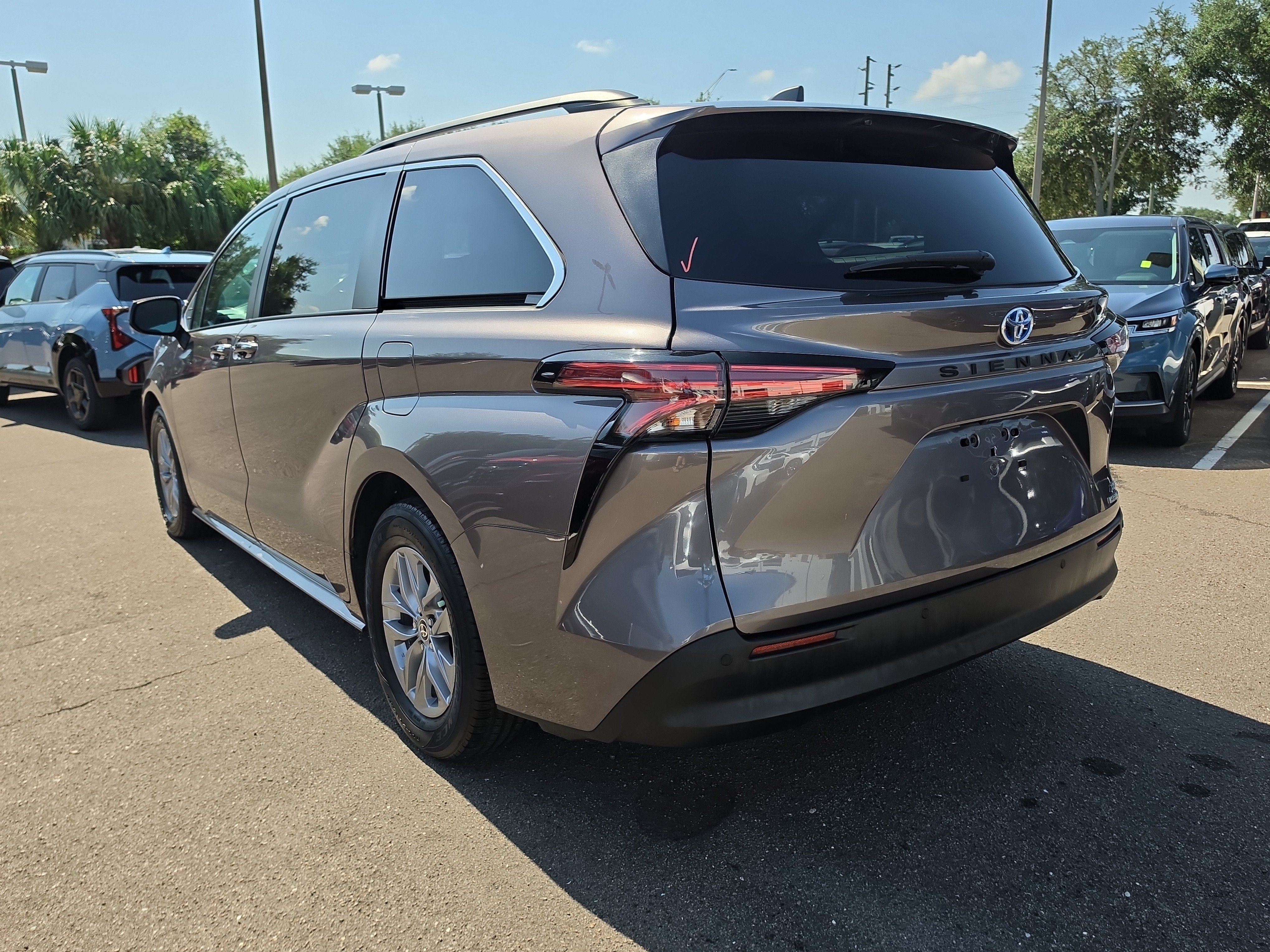 Used 2022 Sunset Bronze Mica Toyota XLE image 6