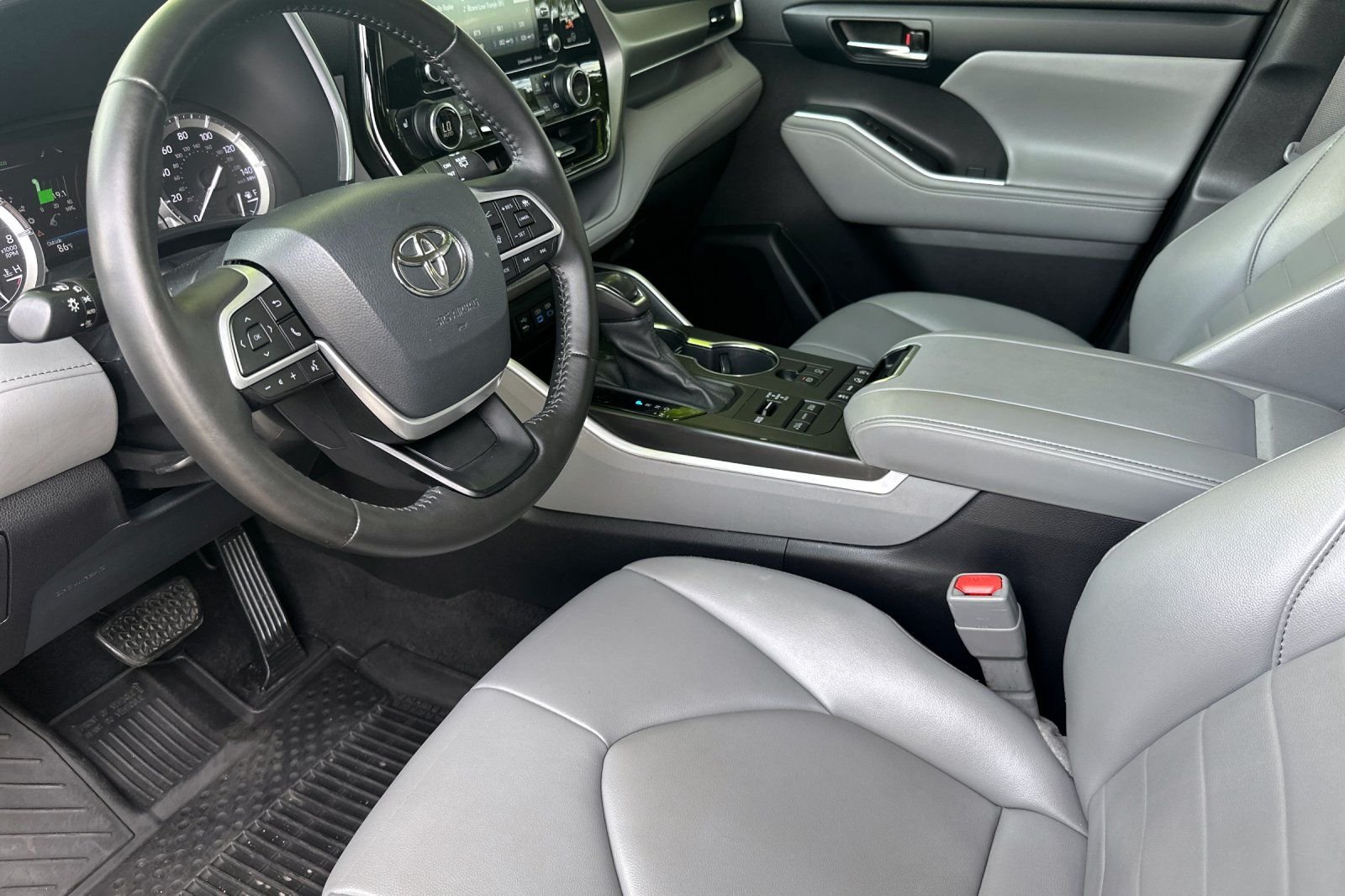 2022 Toyota Highlander XLE - Photo 10