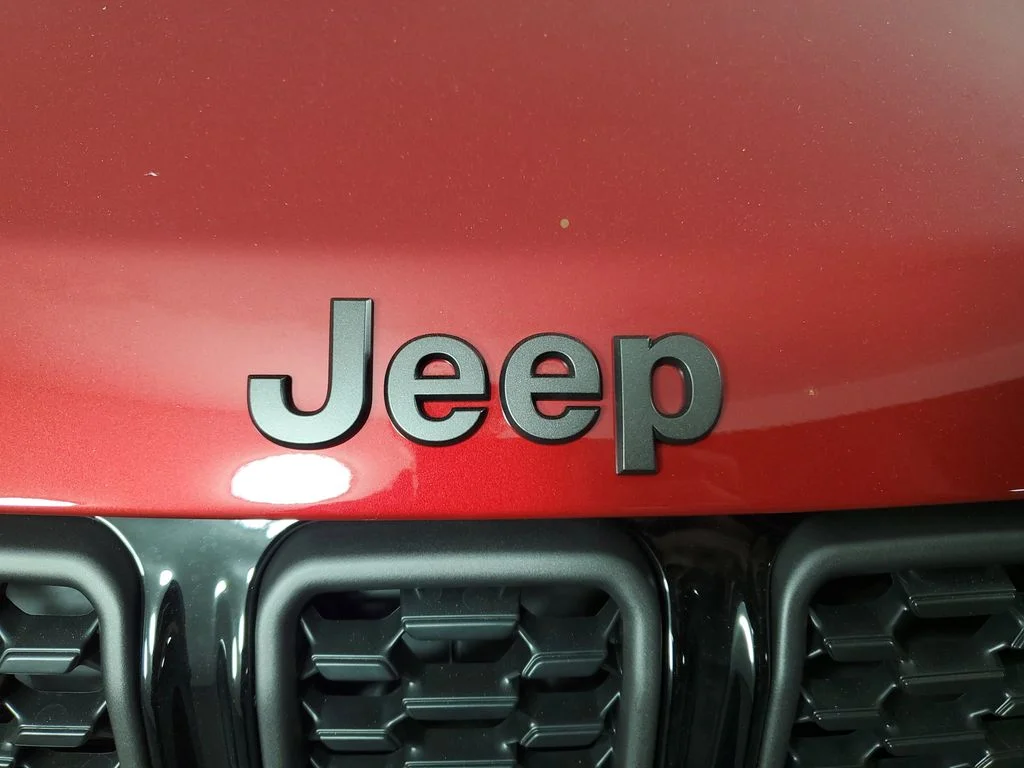 New 2026 Red Hot Pearl-Coat Exterior Paint Jeep Latitude image 10