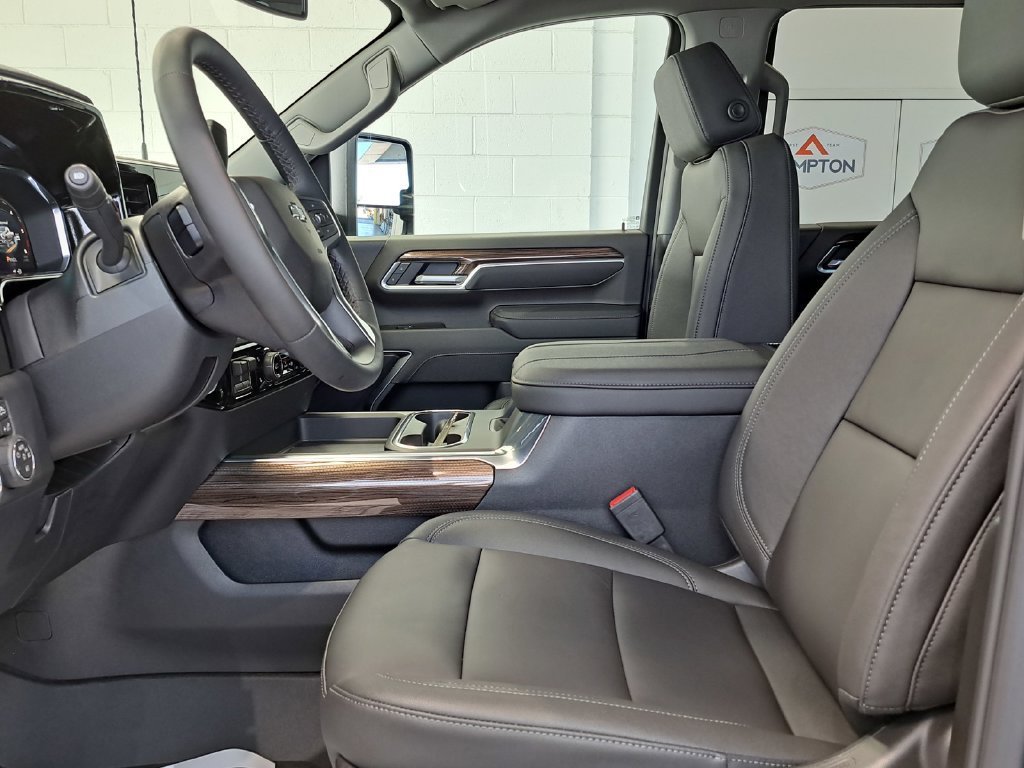 2026 Chevrolet Silverado 2500 HD LT Crew Cab Pickup Slide 11