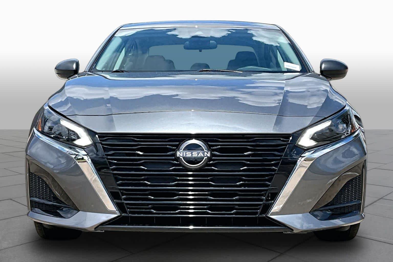 Used 2025 Gun Metallic Nissan SV image 4