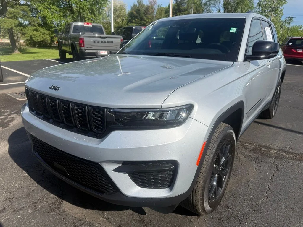 Used 2024 Silver Jeep Altitude X image 2