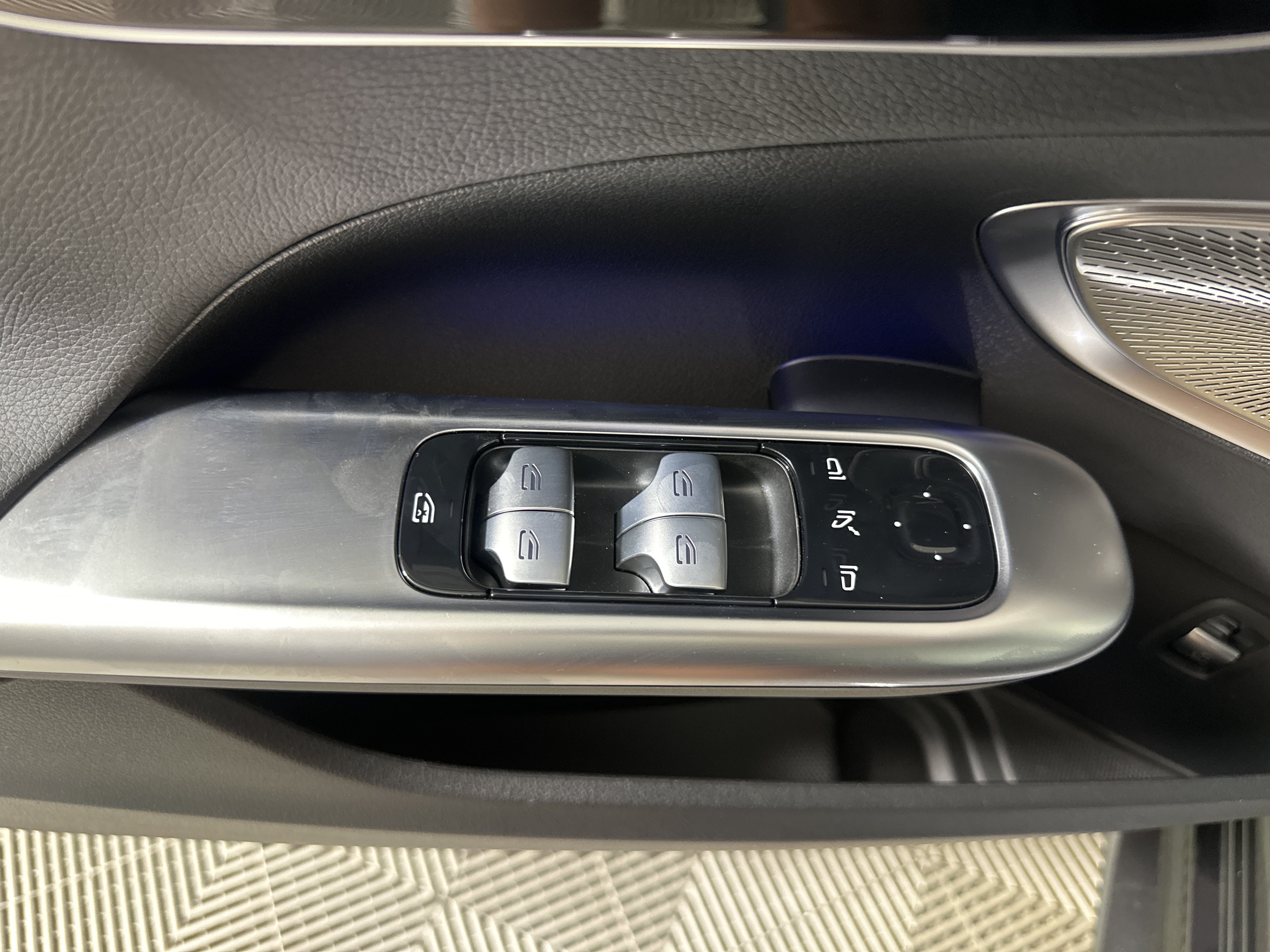 New 2026 GRAPHITE GREY METALLIC Mercedes-Benz C 300 image 11