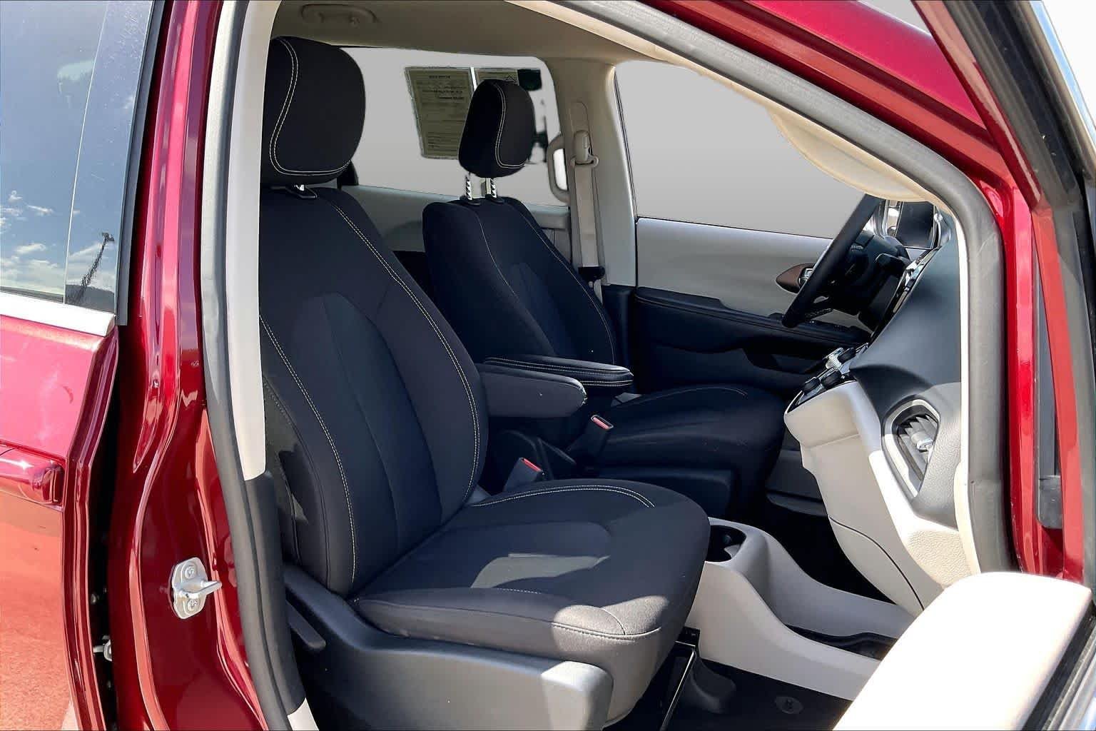 Used 2023 Velvet Red Pearlcoat Chrysler LX image 9