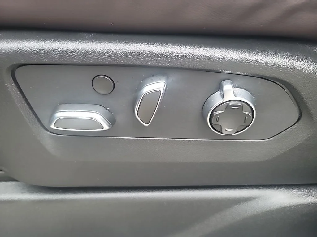 Used 2024 Silver Cadillac Sport Platinum image 19