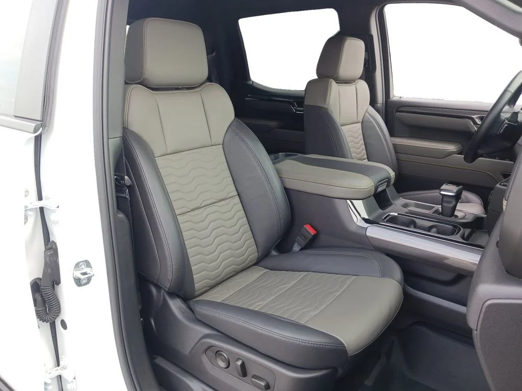 Used 2025 Summit White Chevrolet ZR2 image 29