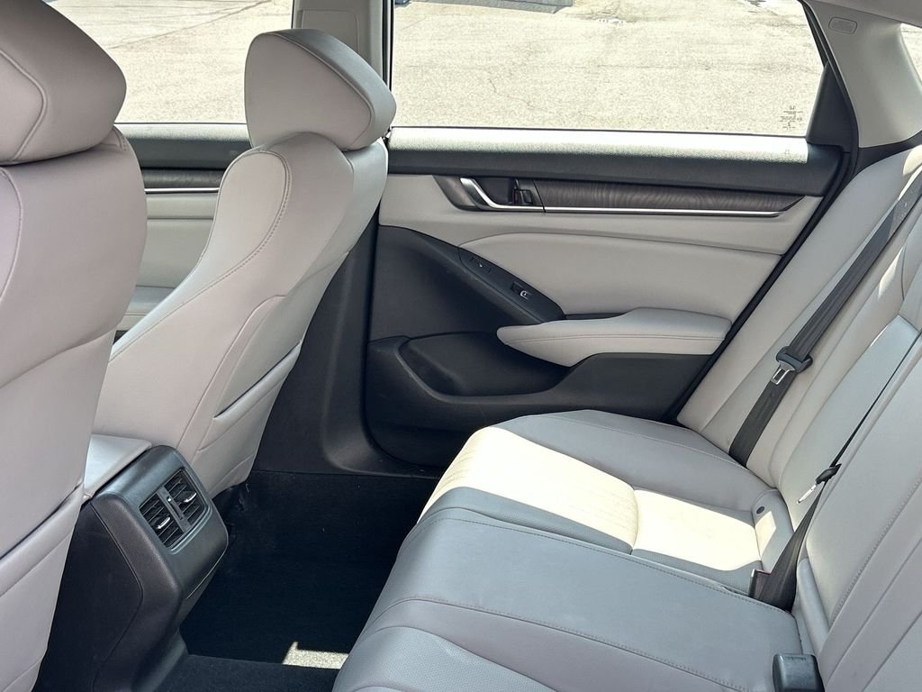 Used 2018 Lunar Silver Metallic Honda Touring 2.0T image 21