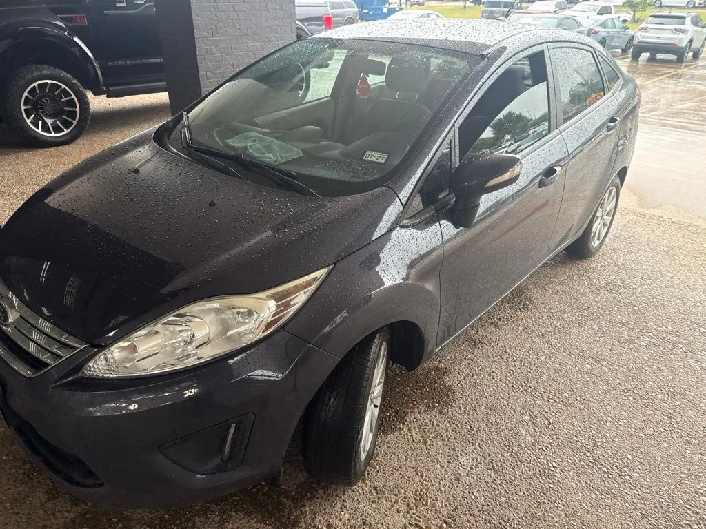 Used 2013 Purple Ford SE image 1