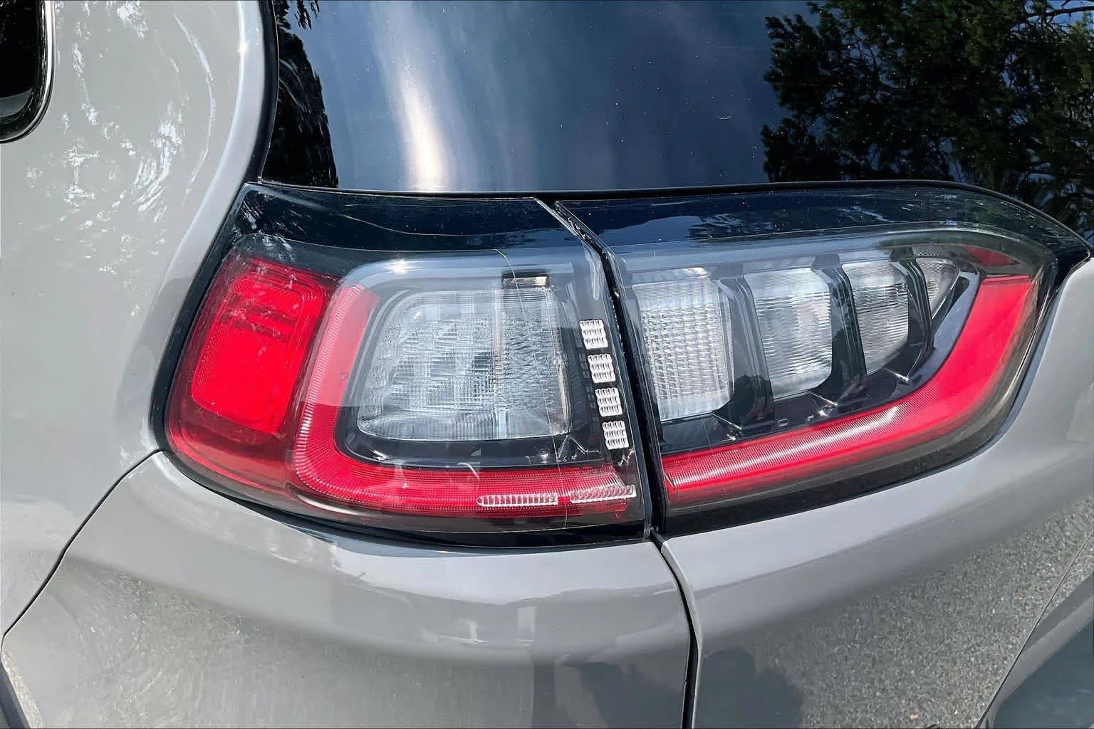 Used 2019 Sting-Gray Clearcoat Jeep Latitude Plus image 26