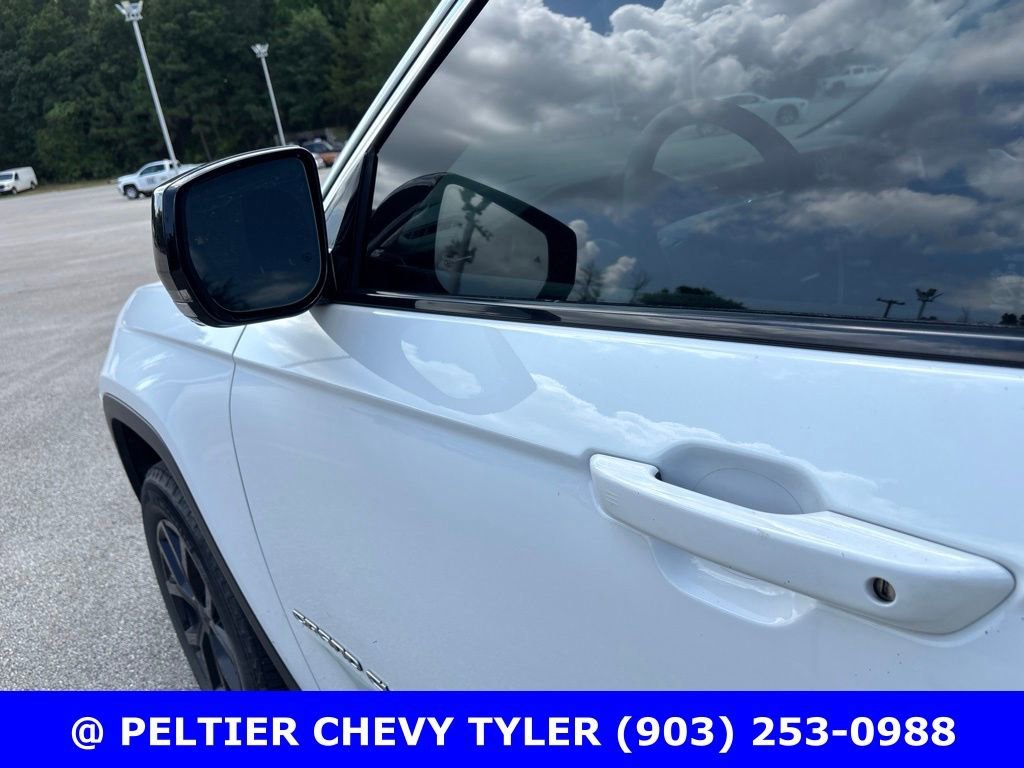 Used 2023  Jeep Limited image 11
