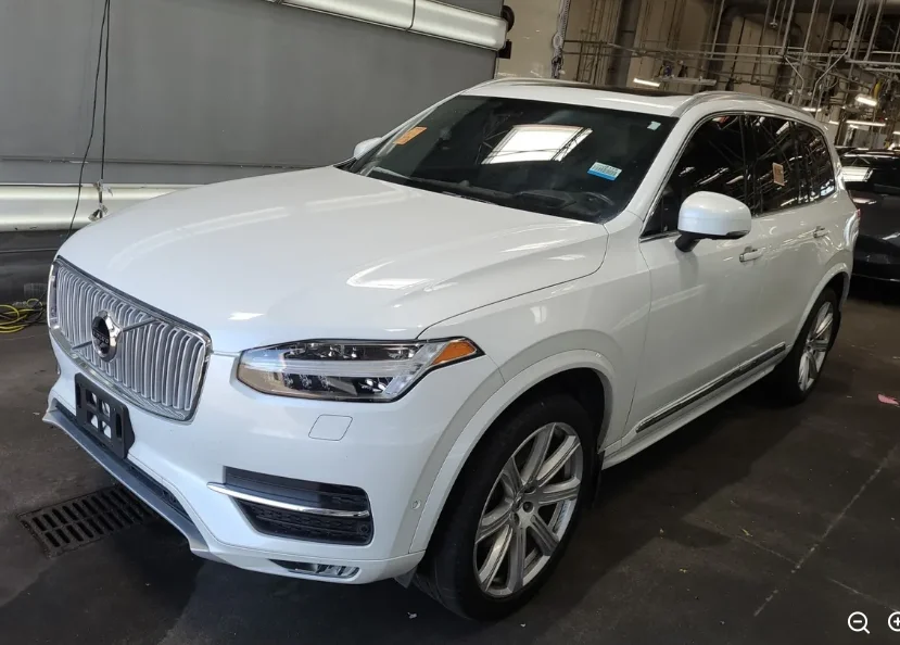 Used 2019 White Volvo T6 Inscription image 1