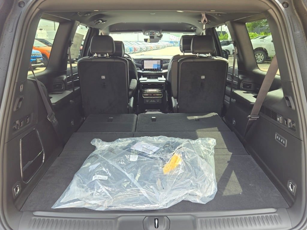 New 2026 Bright White Clear-Coat Exterior Paint Jeep Limited Altitude image 15