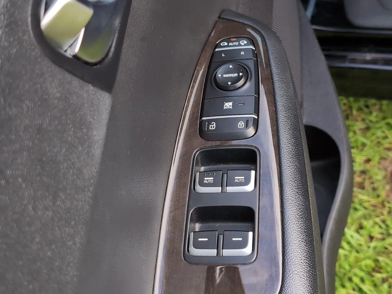 Used 2016 Ebony Black Kia EX image 17