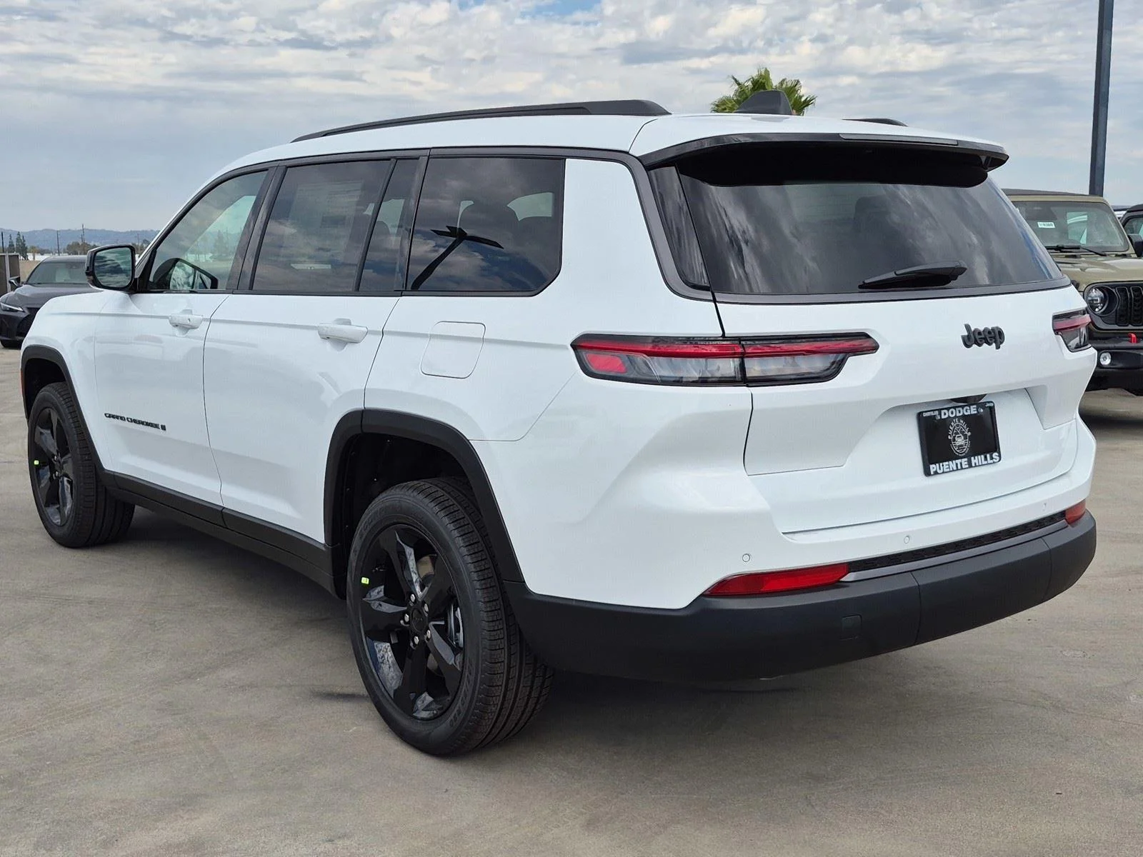 New 2026 Bright White Clear-Coat Exterior Paint Jeep Limited image 4