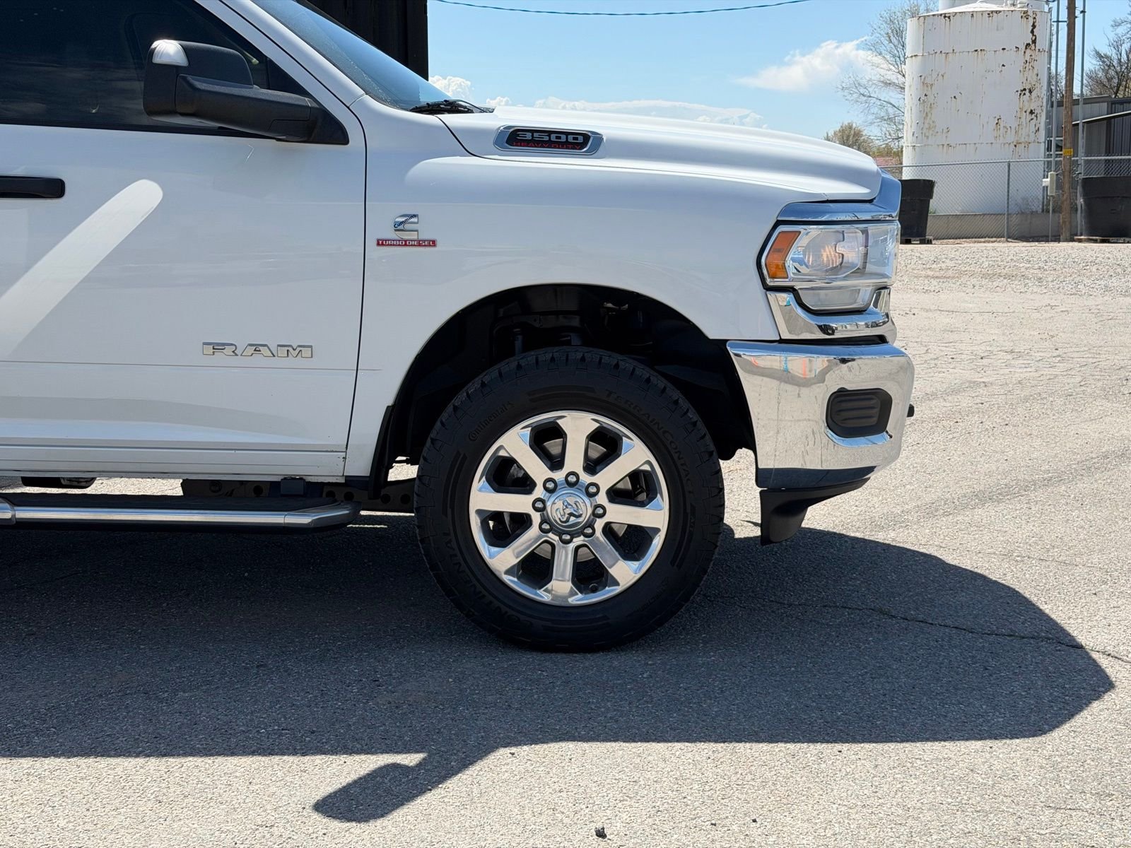 View vehicle photo 4