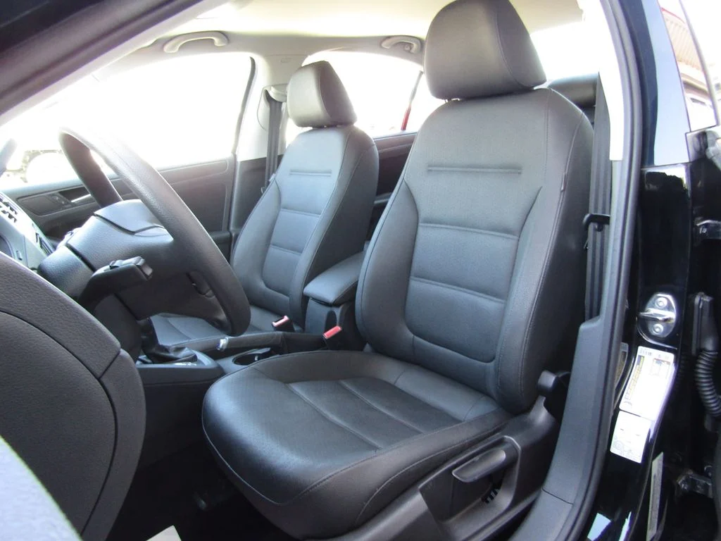 Used 2011  Volkswagen 2.5L SE image 10