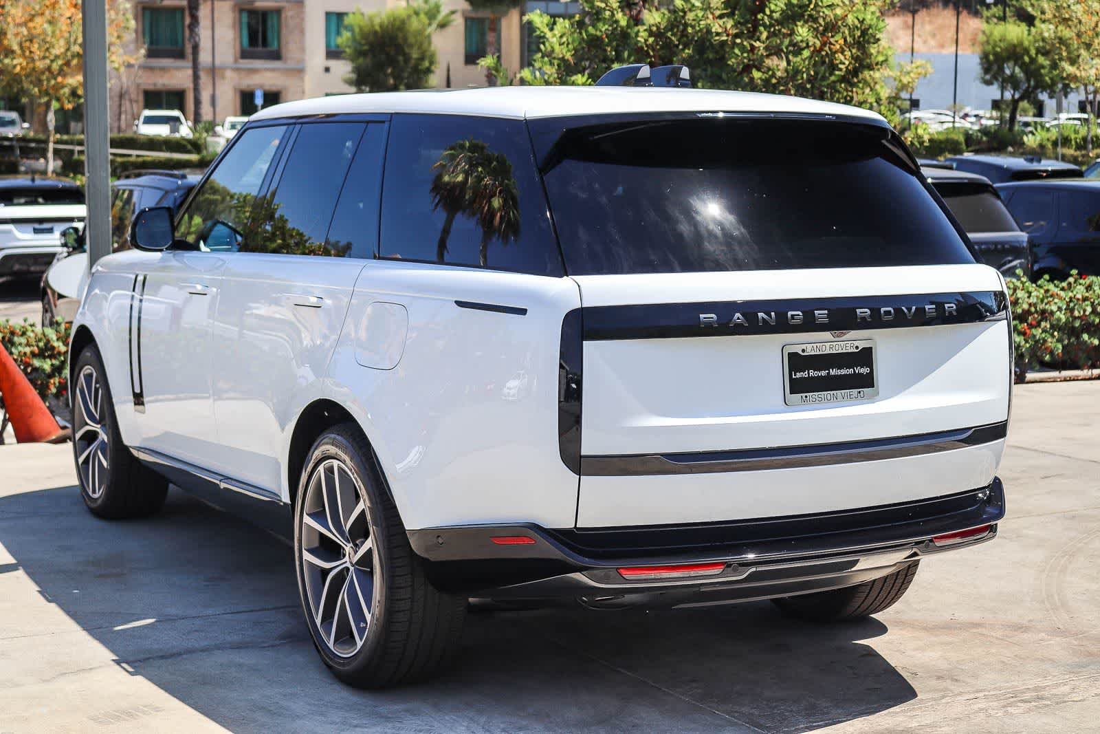 New 2026 Fuji White Land Rover SE image 4