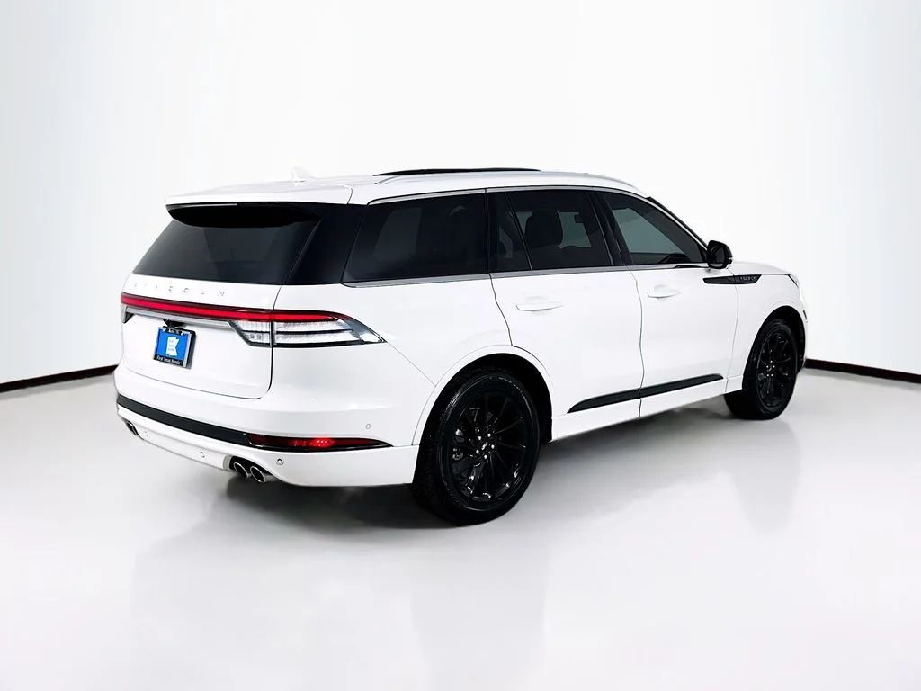 Used 2020 White Metallic Lincoln Grand Touring image 8