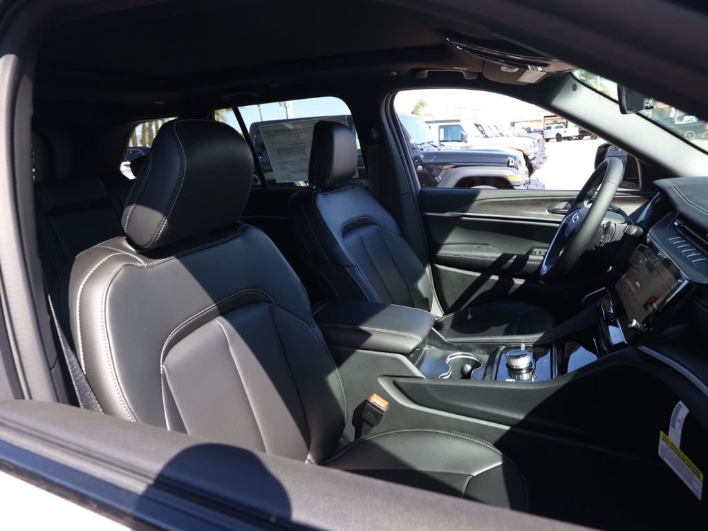 New 2026 Bright White Clear-Coat Exterior Paint Jeep Limited image 20