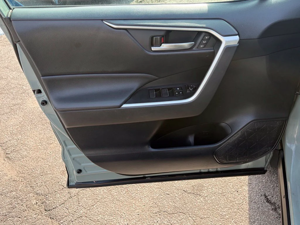 Used 2019 Lunar Toyota XLE Premium image 17