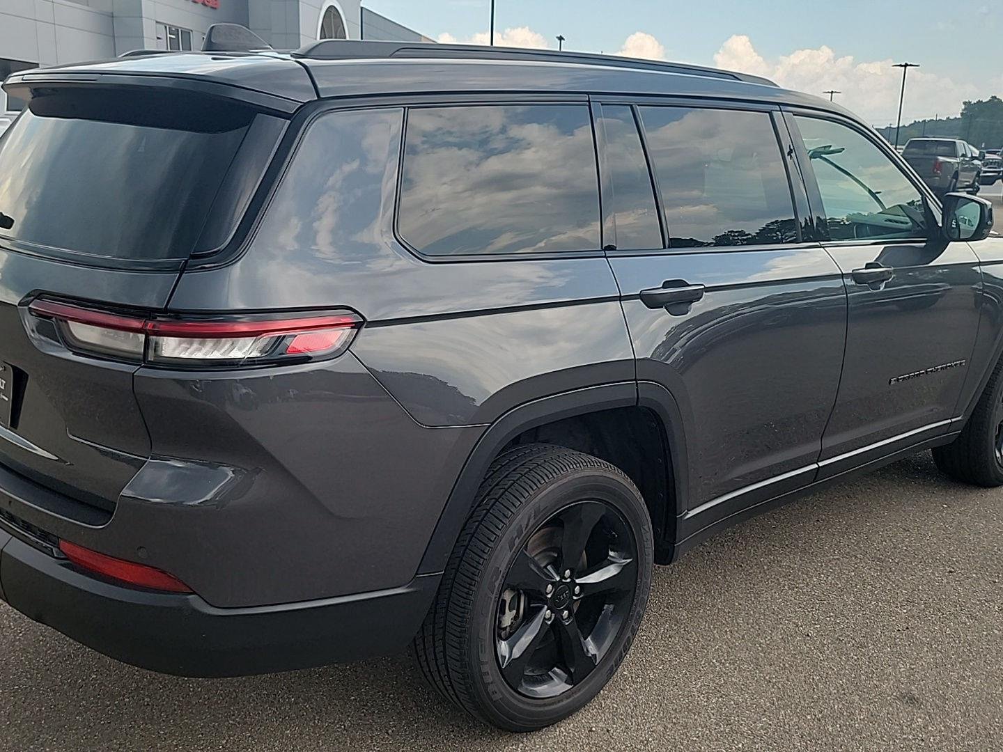 Used 2025 Baltic Gray Metallic Clearcoat Jeep Altitude X image 18