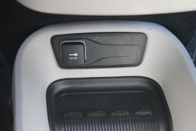 Used 2023 Silver Chrysler Touring L image 10
