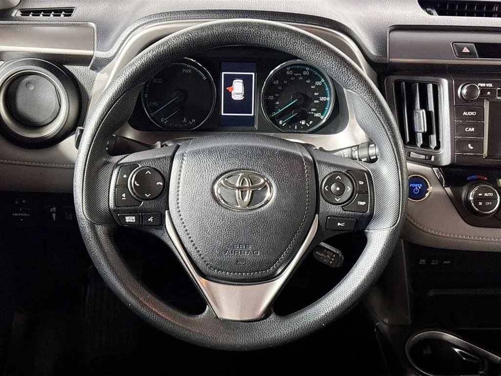 Used 2018 White Toyota LE image 13