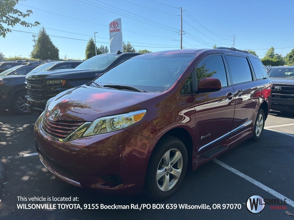 2017 Toyota Sienna LE V6 7-Passenger Access Seat's photo
