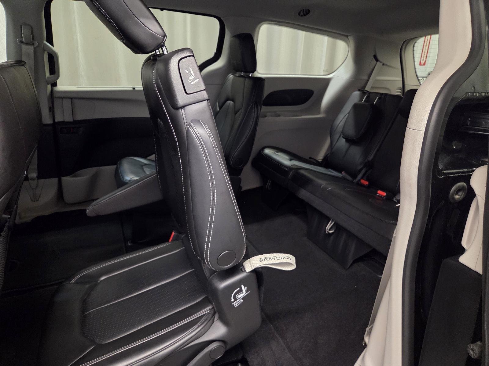 Used 2023 Brilliant Black Crystal Pearlcoat Chrysler Touring L image 19