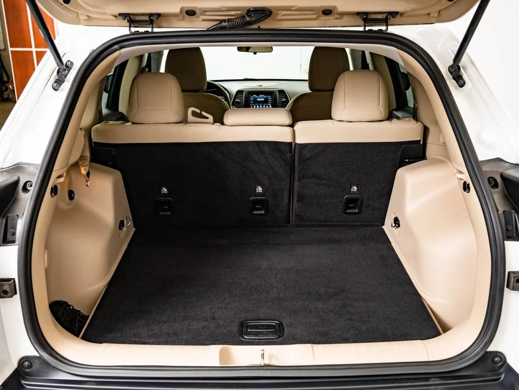Used 2019 Bright White Clear Coat Jeep Latitude image 20