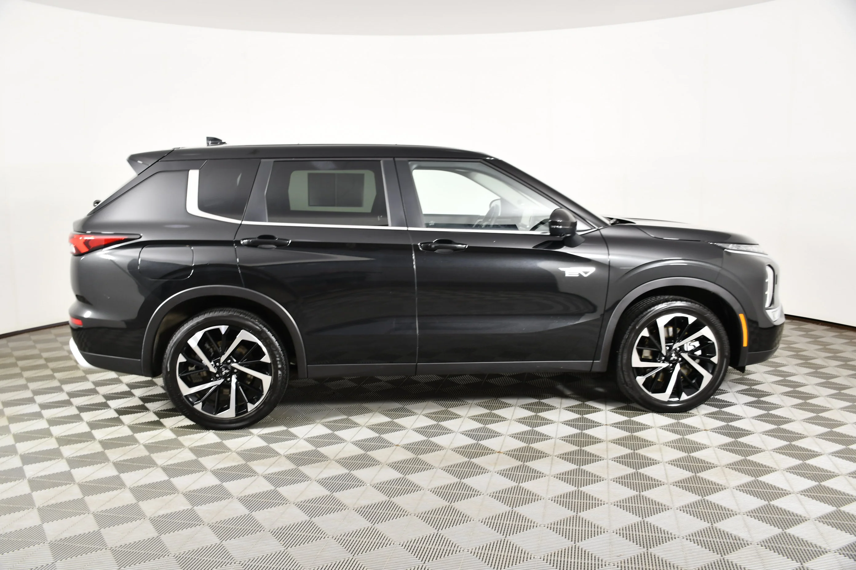 Certified Used 2025 Black Diamond Mitsubishi SE image 5