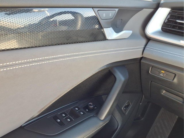 Certified Used 2025 Platinum Gray Metallic Volkswagen SE image 21