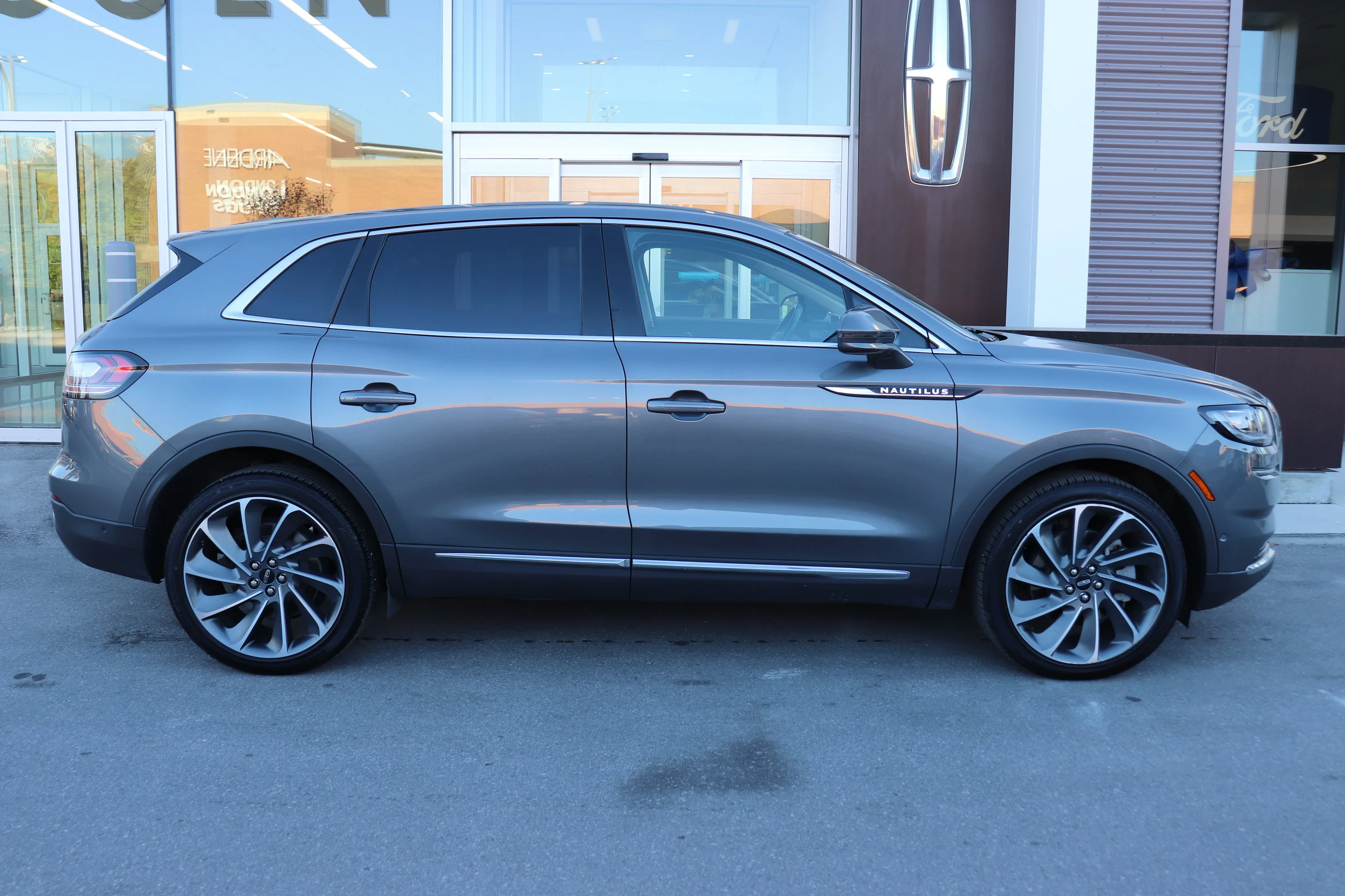 Used 2023 Silver Radiance Lincoln Reserve image 3
