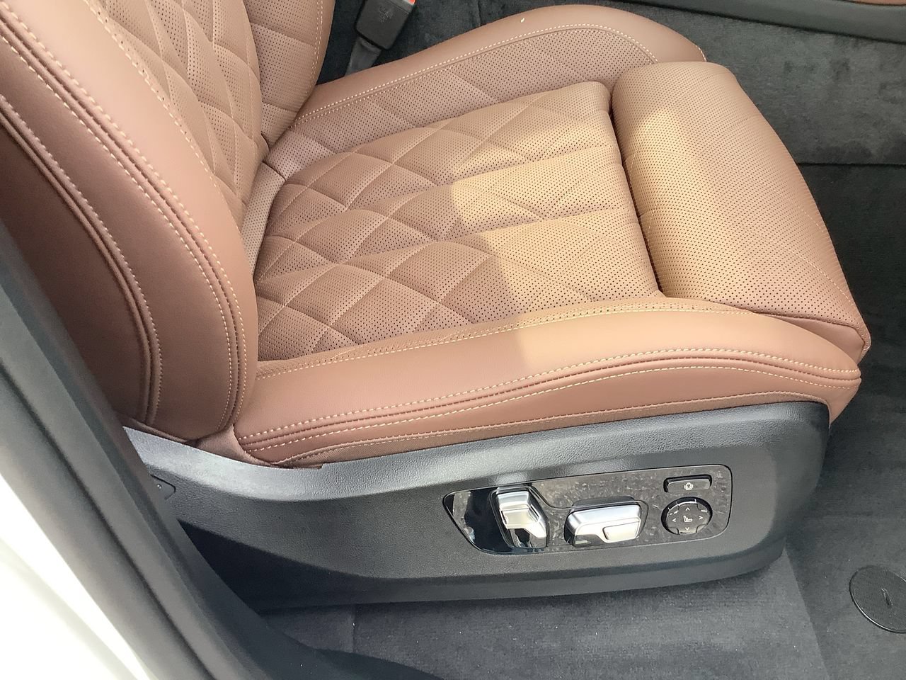 New 2026 Mineral White Metallic BMW sDrive40i image 36