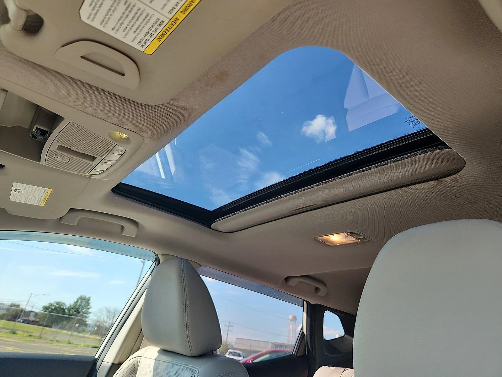 Used 2018 White Nissan SL image 14