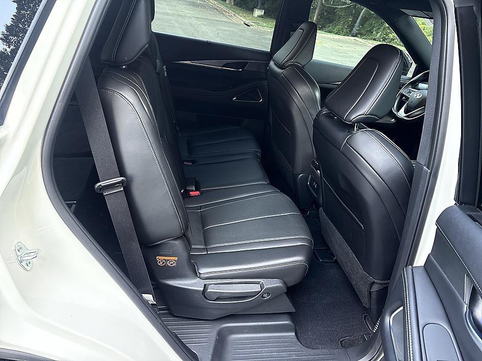 Used 2025 Majestic White INFINITI LUXE image 22