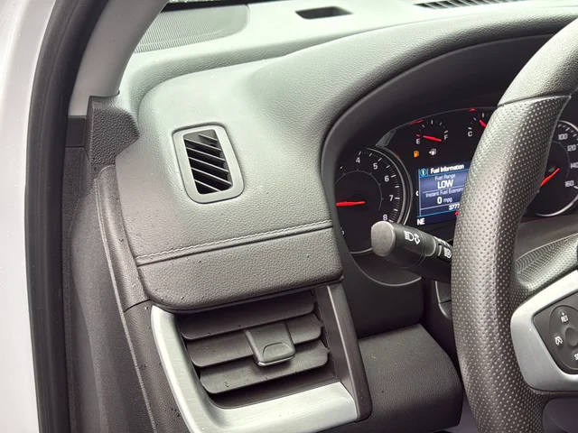 Used 2023 White GMC SLE image 31