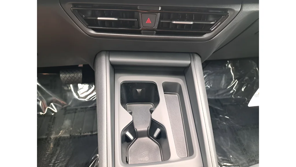 2025 Volkswagen Tiguan SE - Photo 18
