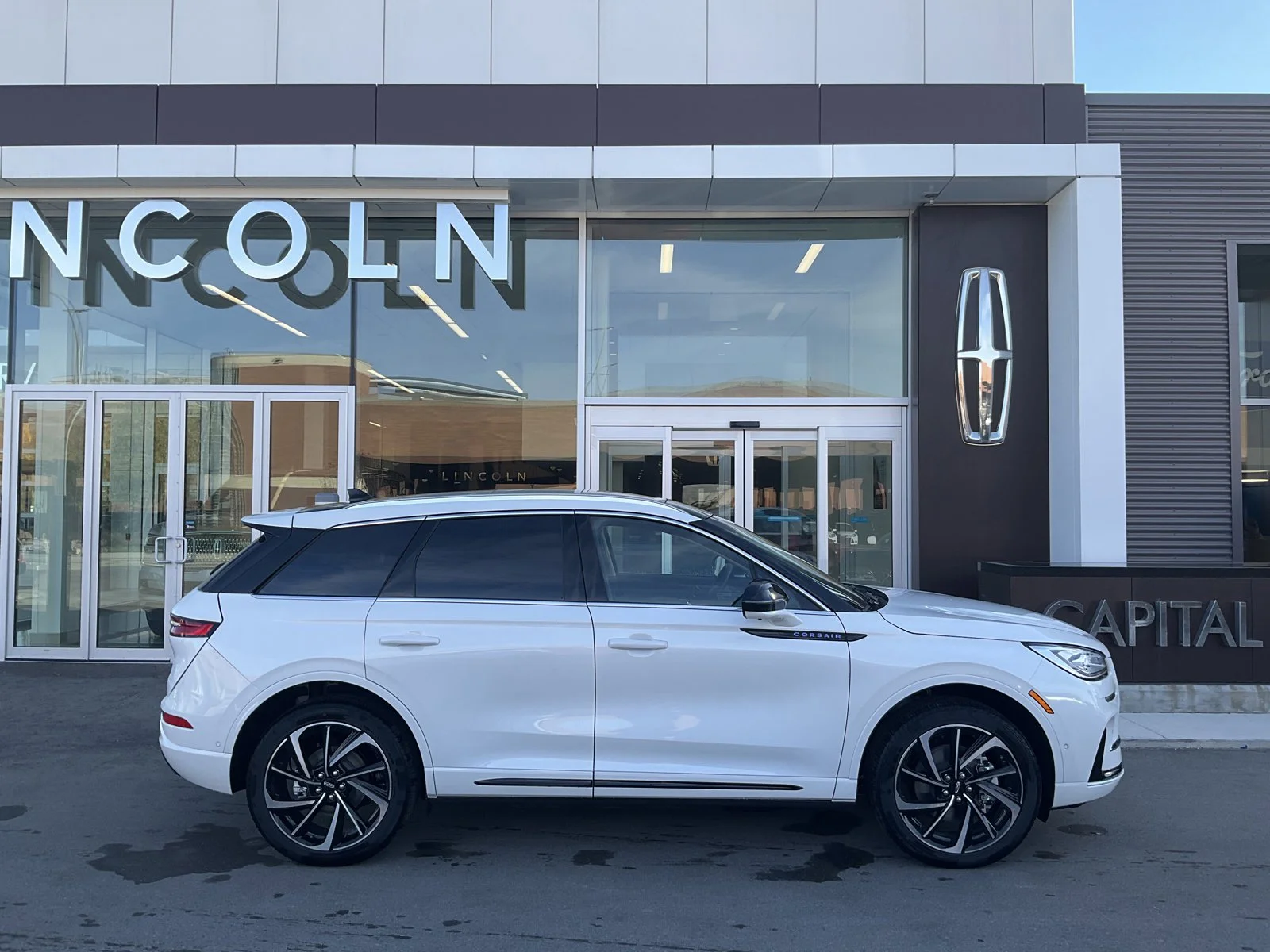 New 2024 PRISTINE WHITE MET 3C Lincoln Grand Touring image 8